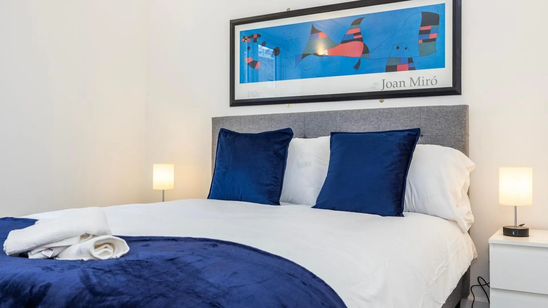 Cozy City Haven - Bright 2Br Apartment, Central Stay Next To Major Station London Apartment