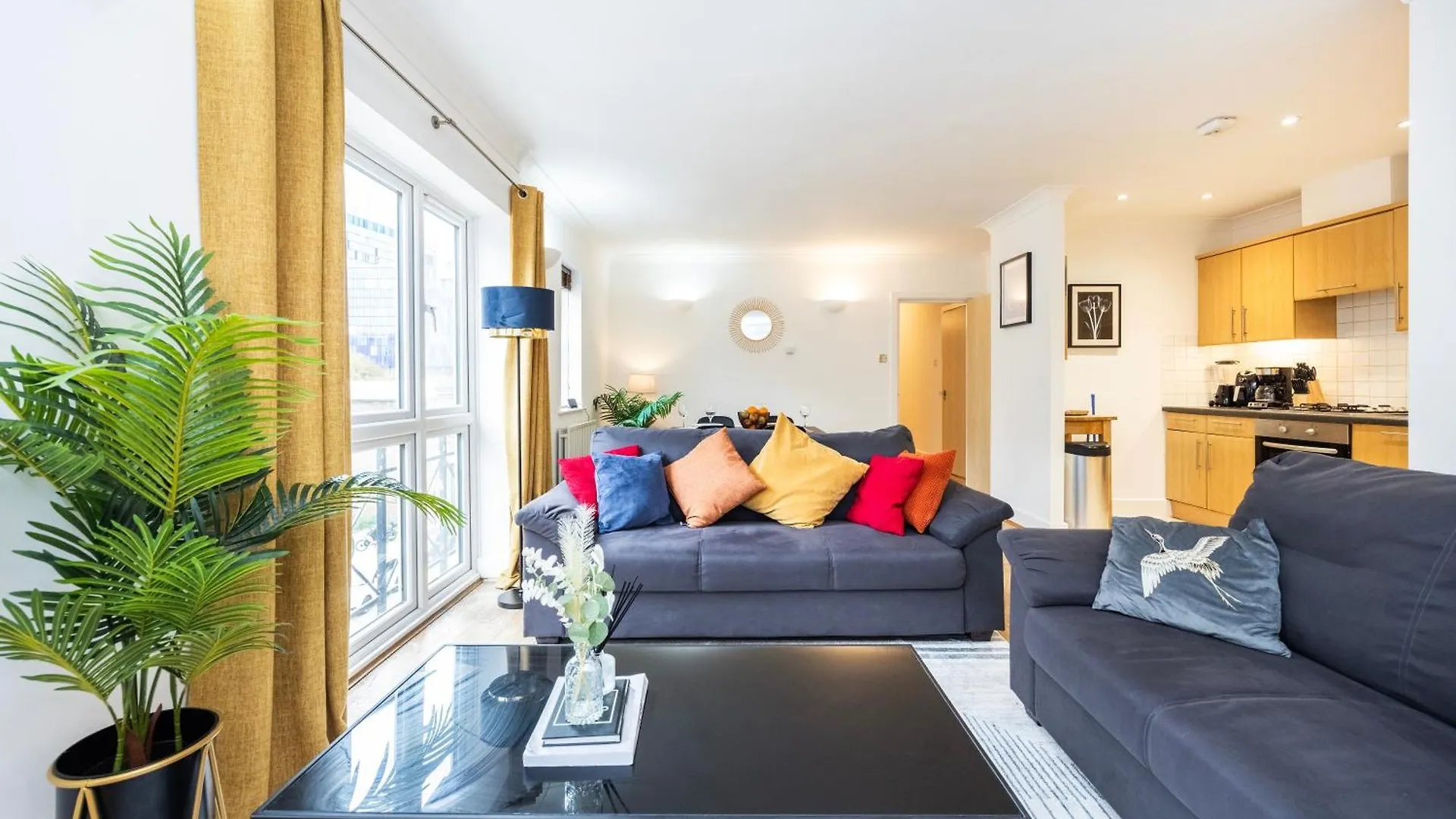 Cozy City Haven - Bright 2Br Apartment, Central Stay Next To Major Station London Apartment