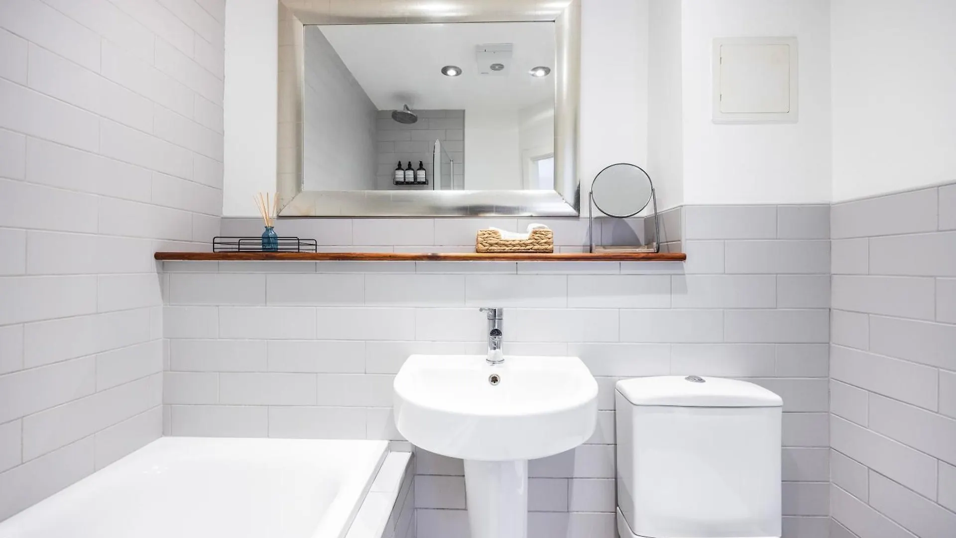 Cozy City Haven - Bright 2Br Apartment, Central Stay Next To Major Station Londen