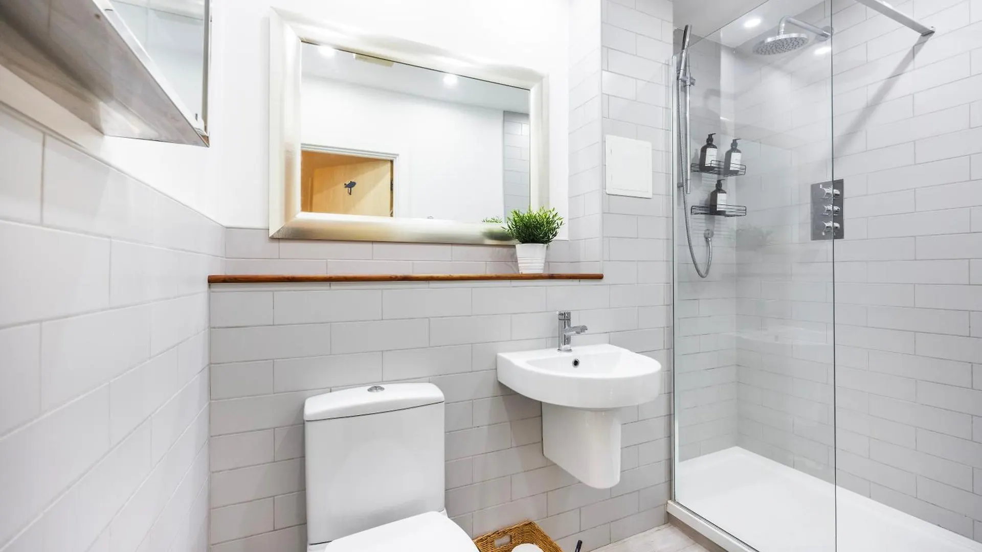Appartement Cozy City Haven - Bright 2Br Apartment, Central Stay Next To Major Station Londen