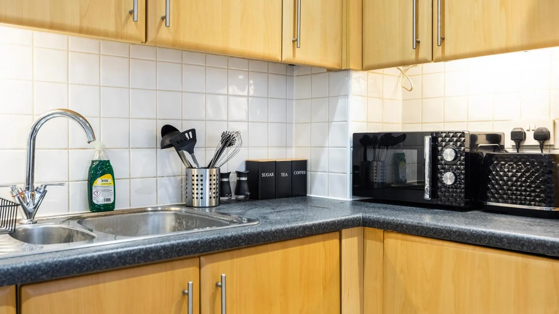 Cozy City Haven - Bright 2Br Apartment, Central Stay Next To Major Station London 0*,